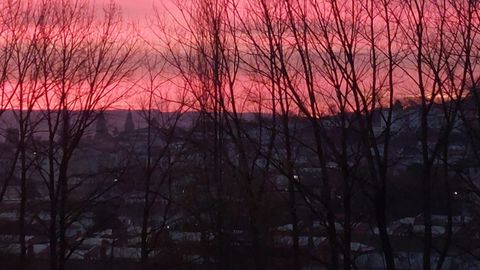 Cielo rosa anoche en Santiago con la Catedral de fondo