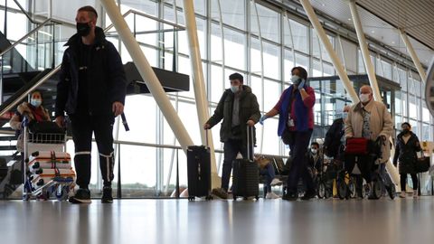 El aeropuerto holand�s Schiphol, en el que aterrizaron dos vuelos procedentes de Sud�frica en los que viajaban, al menos, 13 casos de la variante �micron