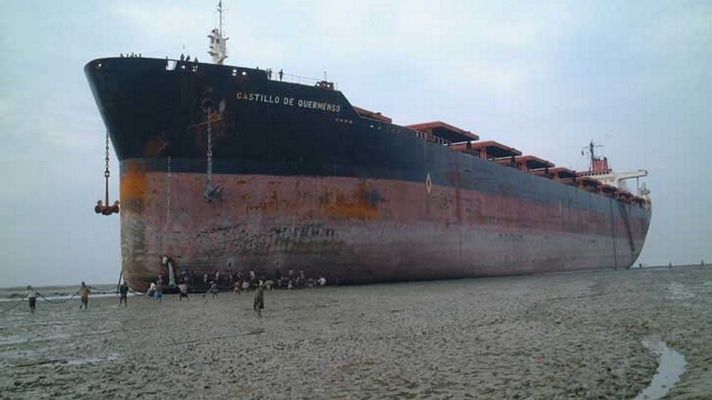 El Castillo de Quermens� varado en una playa de Bangladesh para su desguace.