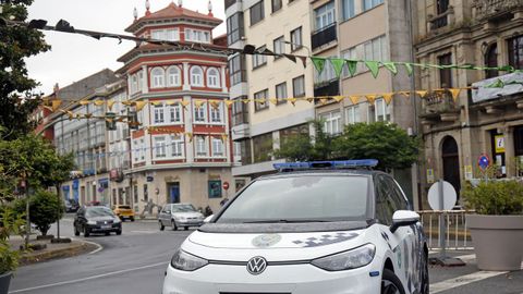 Un coche de la Policía Local de Noia patrullando durante la Feira Medieval.