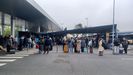Pasajeros en Alvedro esperando por un autob�s que los lleve a Santiago para poder coger el vuelo de vuelta a Madrid, que fue desviado a Lavacolla este viernes por la niebla