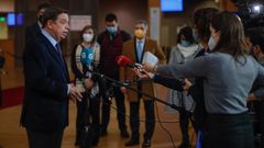 El ministro Planas, explic�ndole a la prensa los objetivos de Espa�a en el Consejo de Ministros de Pesca de la UE iniciado este domingo y que continuar� al menos este lunes e incluso podr�a prolongarse hasta el martes