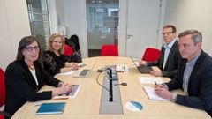 La consejera de Transici�n Ecol�gica, Industria y Desarrollo Econ�mico, Nieves Roque��, y la directora general de Energ�a, Belarmina D�az, con responsables de la Direcci�n General de Mercado Interior, Industria, Emprendimiento y Pymes, esta ma�ana en Bruselas.