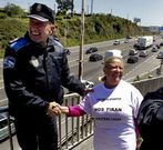 Un polic�a local bromea con una de las afectadas.