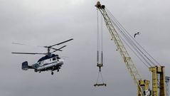 Uno de los helic�pteros, aterrizando en el muelle de del Este
