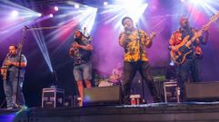 La orquesta Brav� Xangai, durante un concierto en Carballo