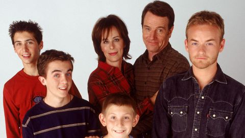 De izquierda a derecha: Justin Berfield, Frankie Muniz, Jane Kaczmarek, Bryan Cranston y Christopher Masterson. En la parte inferior, Erik Per Sullivan, que no regresa