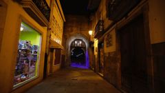 Por el coronavirus, desde el 14 de marzo se han quedado sin ingresos hosteleros y comerciantes en Galicia, como estos de la viveirense calle Maria Sarmiento, la de la Porta de Carlos V