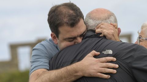 El alcalde de Salas, Sergio Hidalgo Alonso (i) abraza al exalcalde de Soto del Barco, Jaime Menndez, en el acantilado de la zona de Cabo Vidio