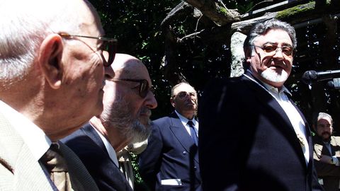 Manuel Lourenzo, a dereita, recibe o Pedrón de Ouro en Santiago no ano 2001