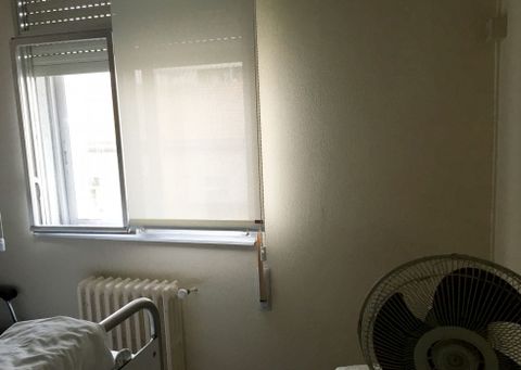 Un ventilador traído de casa intenta aliviar la sensación de calor en una habitación de hospitalización del Hospital Provincial de Pontevedra, donde hace unos días se instalaron estores en la ventana.