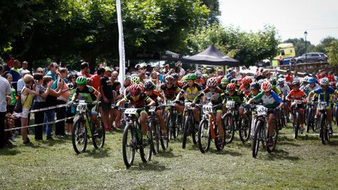 MINI BTT MACEDA.M�s de 400 ciclistas de toda Galicia participaron en esta edici�n.