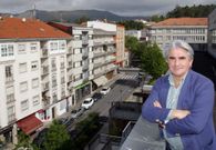 El regidor, en la azotea del Concello, explicaba que la puesta en valor de casco urbano fue una prioridad ejecutada. 