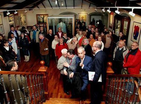 Numerosas personas estuvieron en la reapertura de la sala.