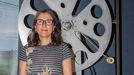 Ana Bel�n Carballo, delante de un antiguo proyecto anal�gico,�en el Cine Seixo de Mar�n