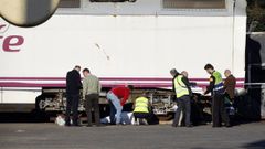 La foto es de marzo del 2014, meses despu�s del accidente. Varios peritos examinan la locomotora del Alvia siniestrado.