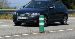 Un reguero de malas hierbas crece a lo largo de la l�nea cont�nua flanqueada por los pivotes. 