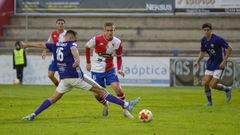 Remeseiro y Iago Lpez disputando un baln