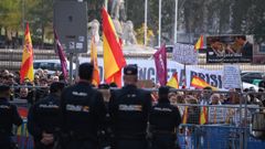 Policas, ante los manifestantes frente al Congreso de los Diputados este mircoles