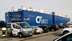 Imagen de archivo de la primera escala en el puertovigusdel carguero de coches Auto Eco, de lanavieraUECC, con propulsin de gas natural licuado