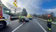 Momento de la excarcelaci�n del conductor del turismo por los Bombeiros de Ribadumia