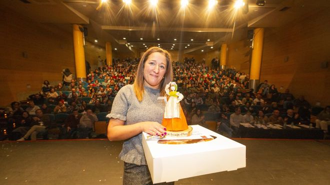 Lupe Blanco, flamante ga�adora, coa s�a boneca e a s�a rosca