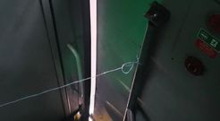 Puerta de un autob�s escolar en la zona de Santiago, amarrada con un cable hasta ser reparada