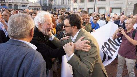 El presidente del Principado de Asturias, Adri�n Barb�n (d), saluda a asistentes durante la manifestaci�n en contra del peaje del Huerna, a 17 de octubre de 2025, en Oviedo, Principado de Asturias (Espa�a). Este viernes est� prevista la primera de las movilizaciones a las 17.30 horas, con salida desde la Estaci�n del Norte en Oviedo, en la calle Ur�a, hasta la Plaza de la Escandalera. La convoca la Alianza por las Infraestructuras, en la que se integra el Gobierno de Asturias, el resto de partidos pol�ticos asturianos y agentes sociales.