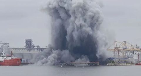 Columna de humo producida por la explosi�n del dron en pleno puerto de Constanza
