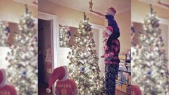 Diego Monteagudo, con sus dos hijos, decorando el �rbol de Navidad en su casa en Nueva York, donde pasar�n las fiestas.