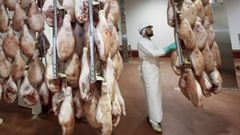 El precio medio del jam�n curado destinado a la exportaci�n cay� un 3,5 % en el primer semestre del a�o hasta situarse en un promedio de 12.22 euros el kilo.
