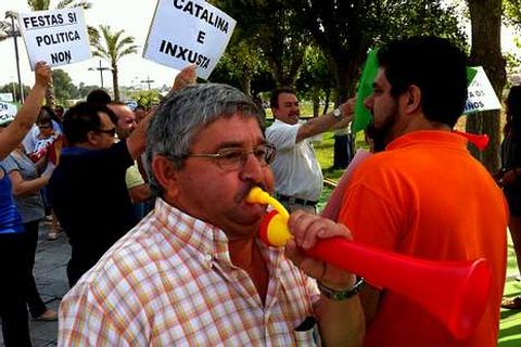 Miembros de la comisi�n se quejaron frente al Concello.