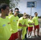 Los nuevos socorristas de Vilagarc�a estrenaron uniformes en el arenal de Bamio; quedan a�n cuatro por contratar. 