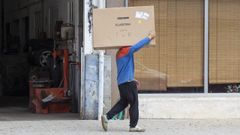 Un repartidor durante el proceso de entrega de un paquete