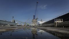 La descarga se hizo con una gr�a que sac� la carga para depositarla en una tolva de 50 toneladas de capacidad