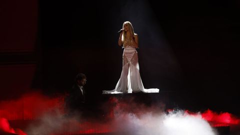La cantante Ana Mena durante su actuaci�n en la ceremonia de entrega de los Premios Goya