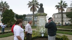 Imagen de archivo de una ofrenda floral ante el busto de El Viejo Pancho en el parque de Ribadeo, por su nieto, Francisco Trelles