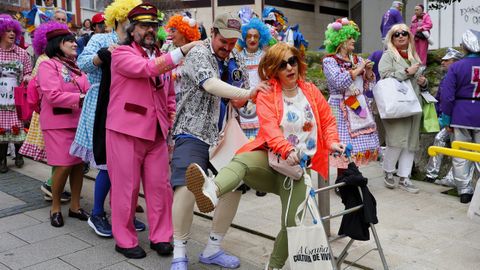 In�s Rey, vestida de turista y con un andador se mezcl� entre los choqueiros en la plaza de Espa�a