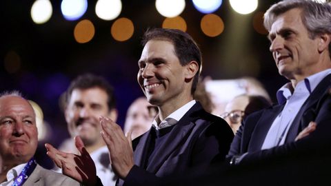 Nadal aplaudiendo a Alcaraz tras ganar el Abierto de Australia