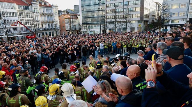 Concentraci�n de apoyo al bombero herido en Ferrol