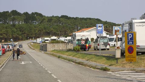 En  primer plano el aparcamiento para autocaravanas, al fondo, otro en el que tambi�n estacionan
