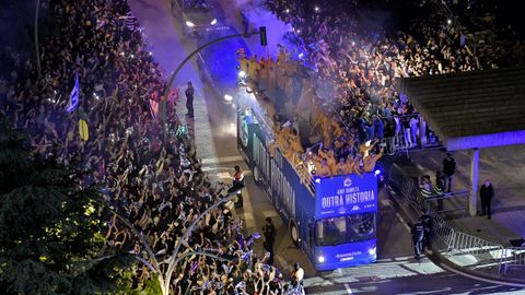 En directo: miles de deportivistas celebran en Cuatro Caminos el ascenso a Segunda