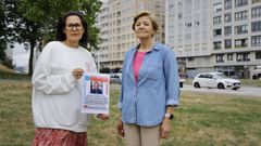 Raquel Fernández y su madre, Sabina, en el lugar donde presumiblemente desapareció en el 2018 su padre, José Luis, en el Parque de Eirís (A Coruña).