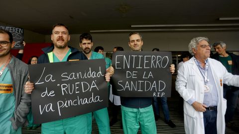 Varios m�dicos, con pancartas, frente al Hospital Universitario Lucus Augusti (HULA), en Lugo.