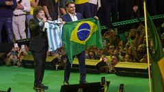 Milei con Flavio Bolsonaro durante el mitin que confirm� su candidatura