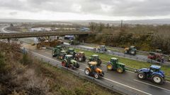 La protesta de los tractoristas ocupa la A-52 en Xinzo de Limia desde hace seis d�as