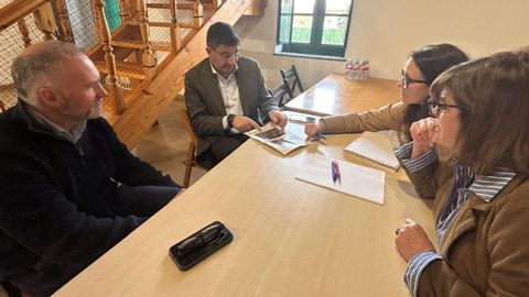 El grupo municipal socialistas se reuni�n con el delegado del Gobierno, Pedro Blanco (segundo por la izquierda)