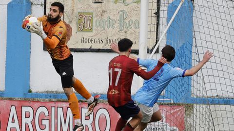 El meta viveirense Ayoub ataja un bal�n en el choque ante el Estradense. 