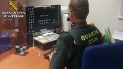 Imagen de archivo de agentes de la Guardia Civil en Ponteareas
