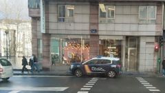 Polic�a Nacional, a las puertas del edificio de la ronda de Nelle en el que apareci� muerta una mujer